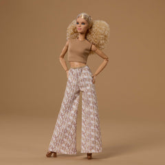 Barbie Signature Barbie Basics - Saia Dourada