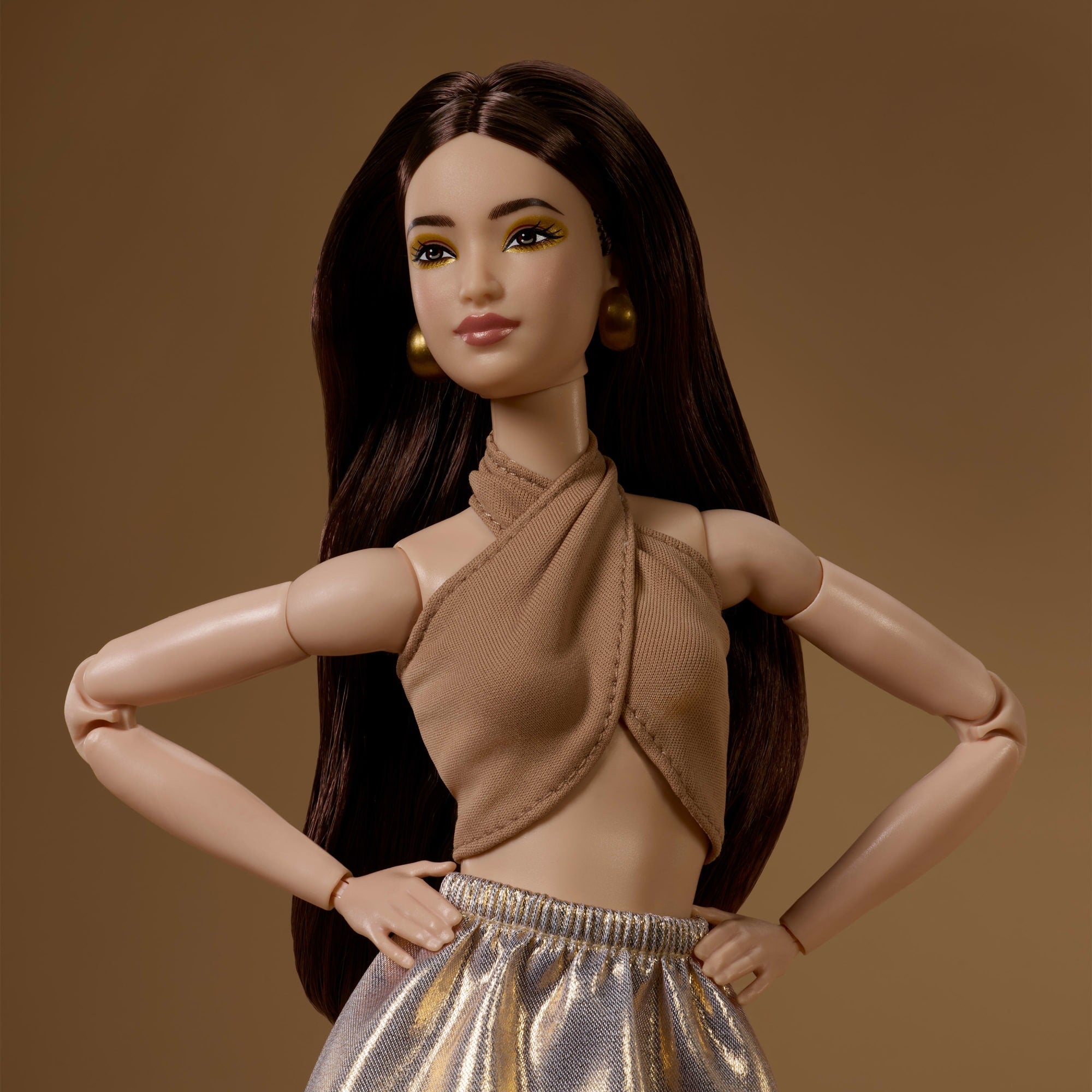 Barbie-Poupée Barbie Basics Modèle 06-Cheveux Bruns et Habits Dorés