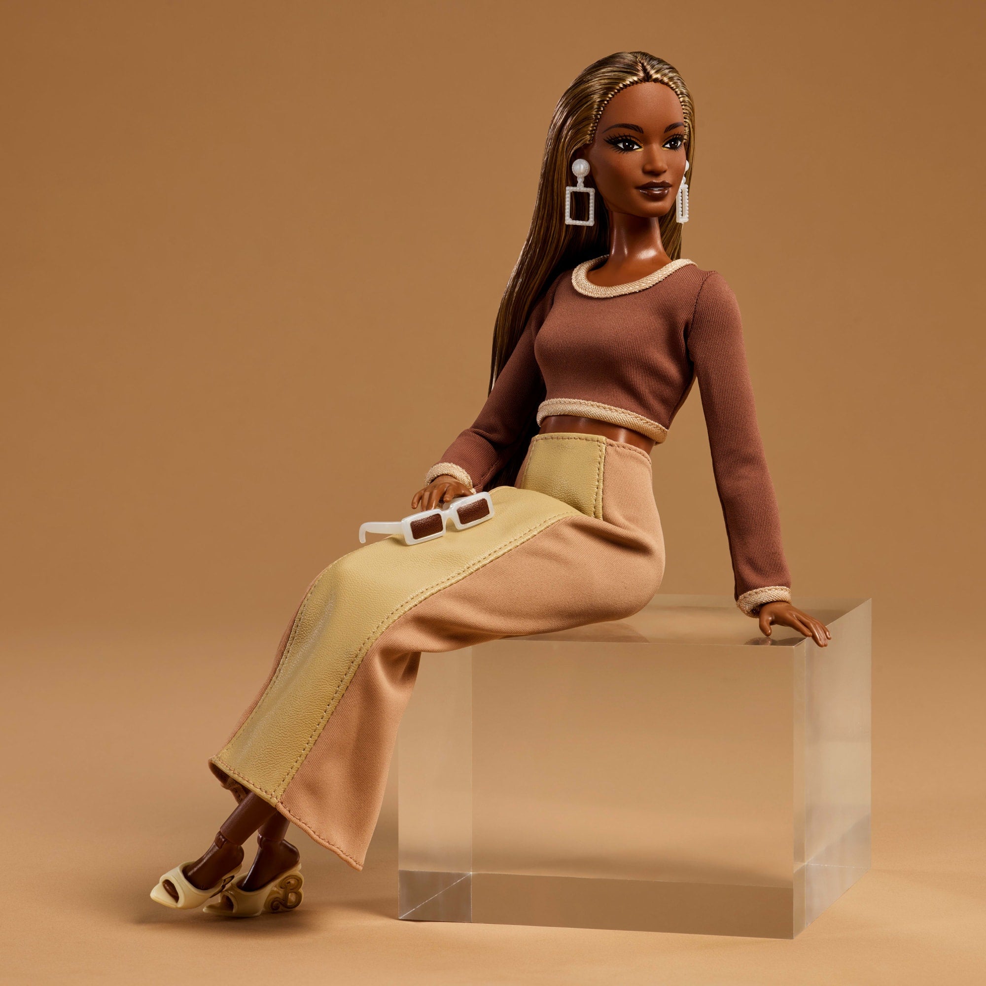 Barbie You Create Barbie Basics Neutral Kit 002, Customizable Fashion Doll & Universal-Fit Clothing