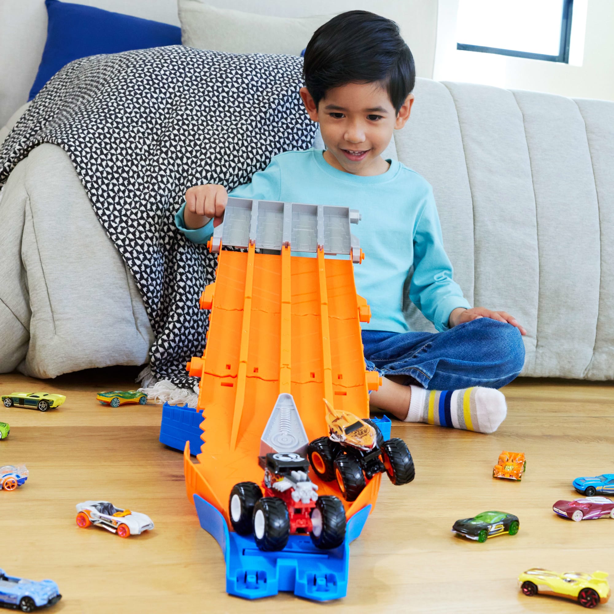 Hot Wheels™ Monster Trucks Racedown destruction™