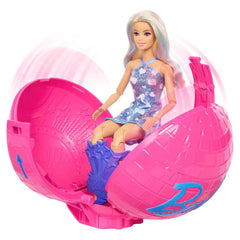 Barbie Team – Roll And Reveal – Poupée et Accessoires – Barbie Vedette Pop, Poupée Mode Blonde, 8 Surprises et Boîtier en Forme de Boule Disco