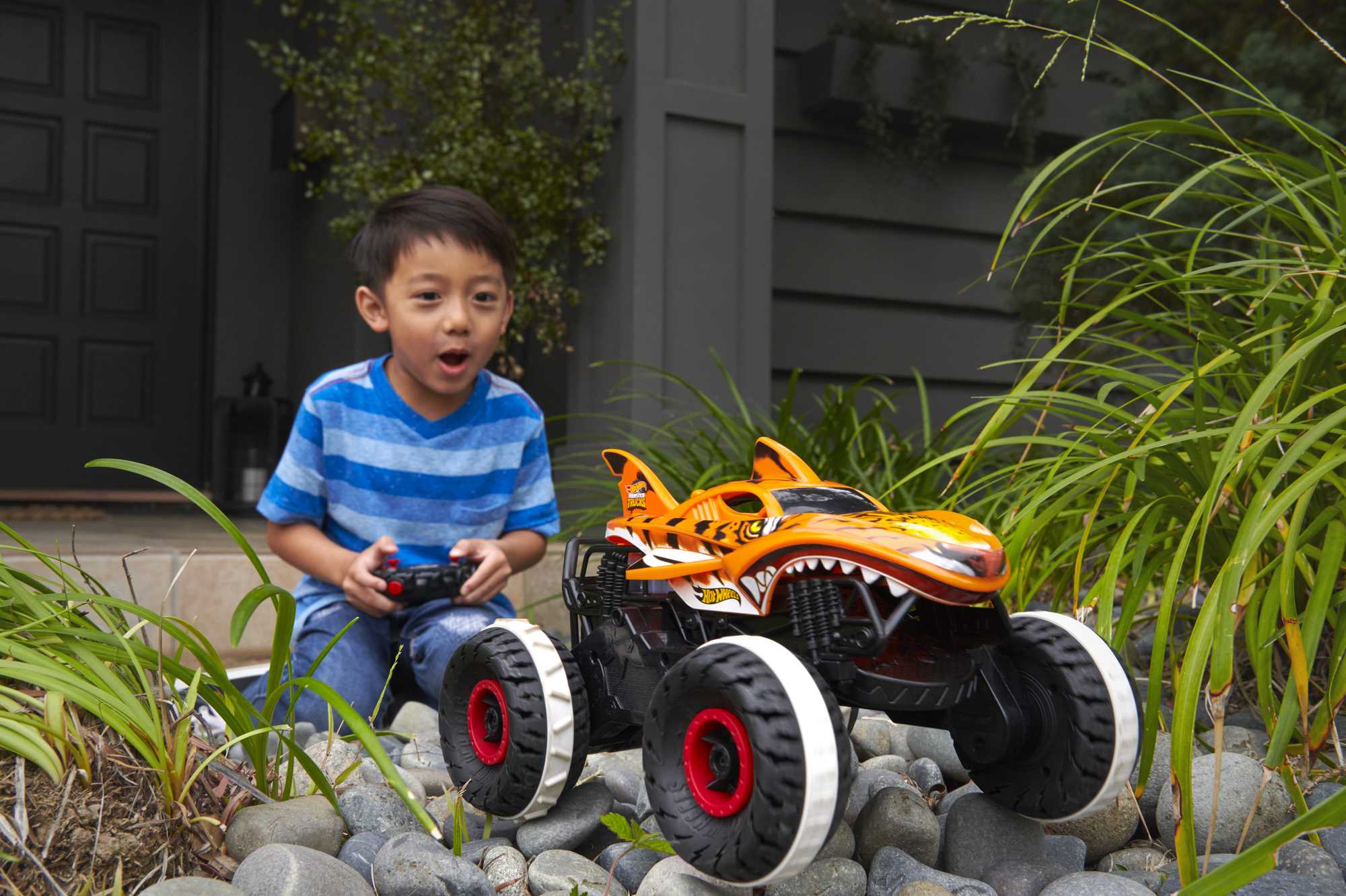 Hot Wheels Monster Trucks Véhicule Téléguidé HW Unstoppable Tiger Shark
