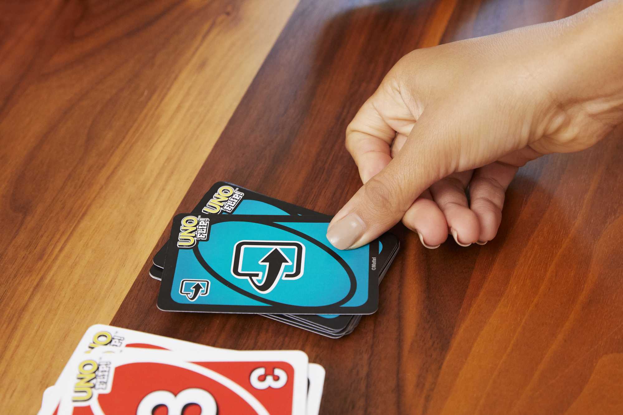 Uno Flip! Jeu de Cartes Dans Une Boîte de Rangement et de Voyage, Paquet de Cartes Accessible Aux Personnes Daltoniennes, Pour Les enfants et Les Familles